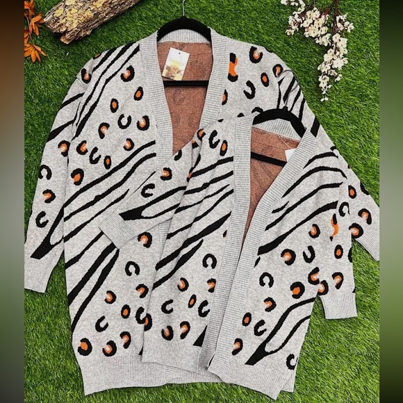Other - Long Sleeve Zebra and Giraffe Print Sweater Cardigan Boutique NWOT